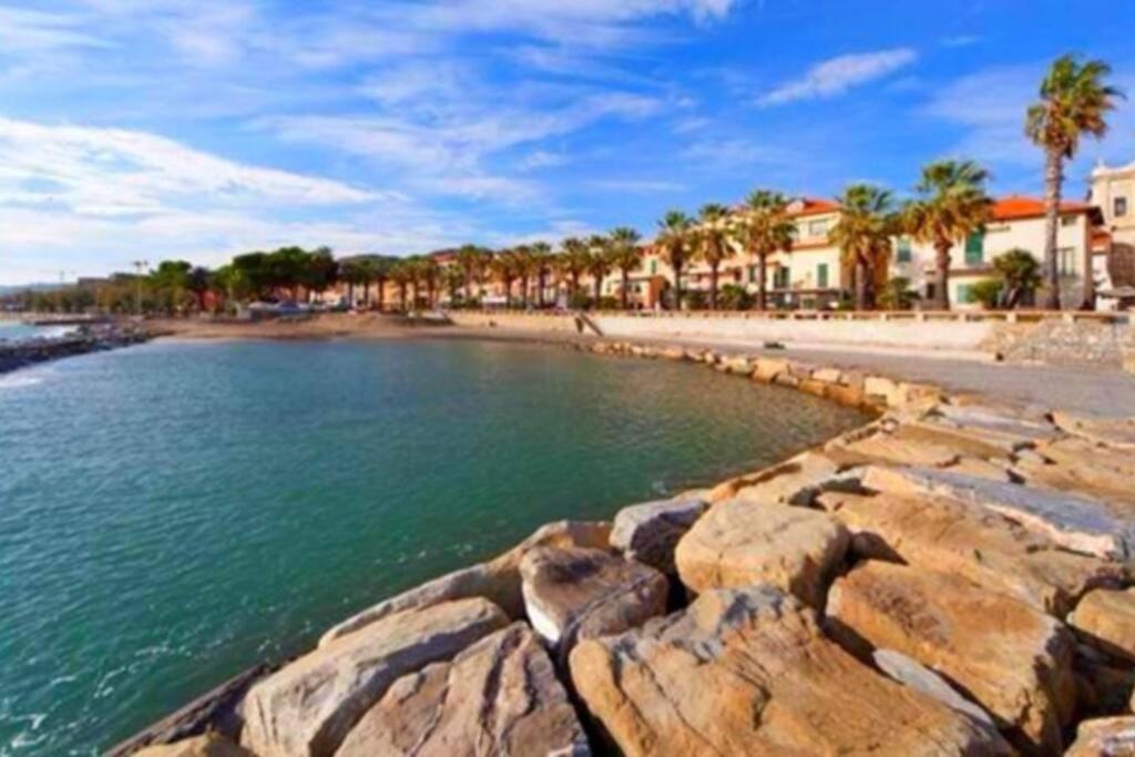 Appartamento 50 Mt Mare Con Parcheggio Riservato Рива Лигуре Екстериор снимка